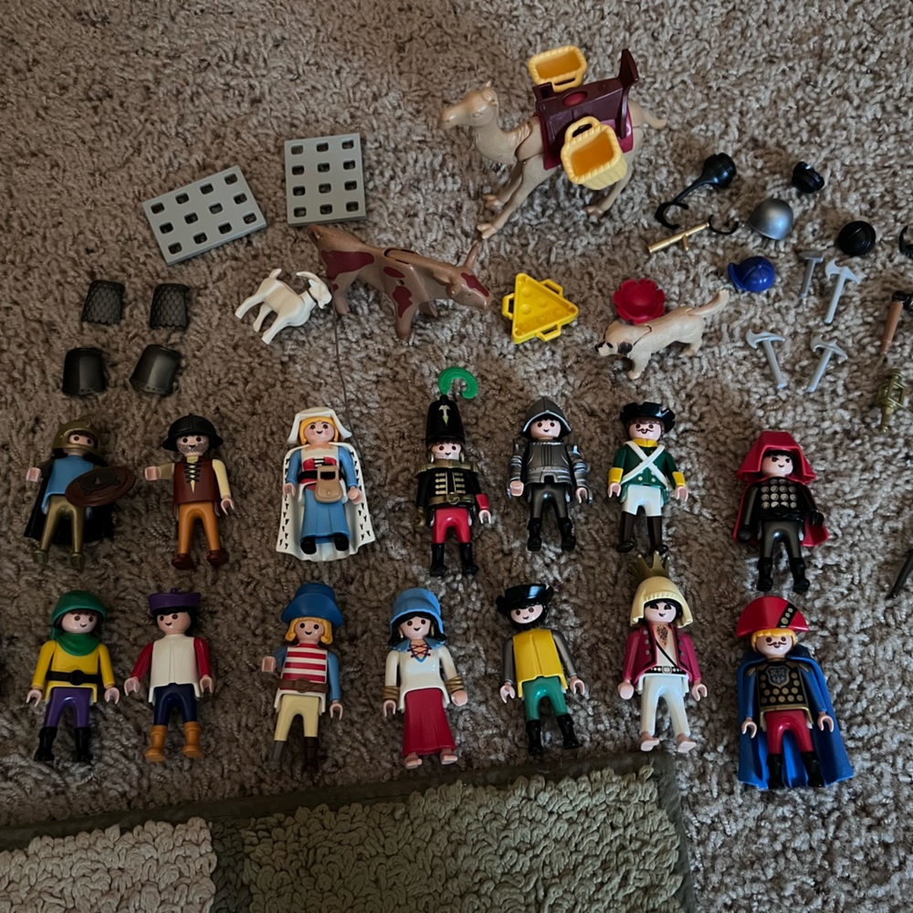 Playmobil figure’s and animals + accessories lot 15 figures plus extras